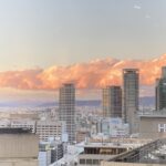 夕日に光る雲と山並